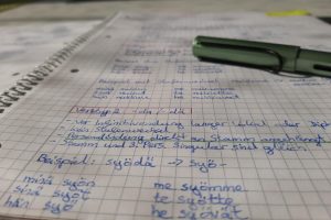 Finnisch lernen, Heft mit Füller