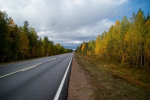 Straße in Finnisch-Lappland im Herbst