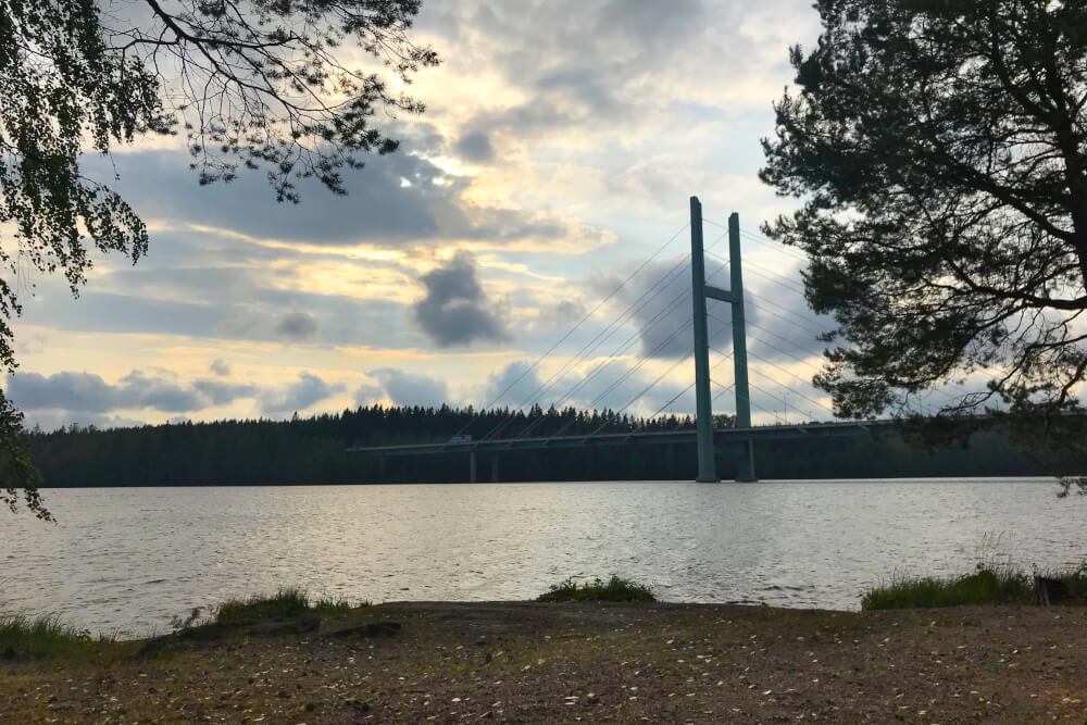 Campingplatz in Heinola, Finnland. Blick auf Autobrücke der E75.