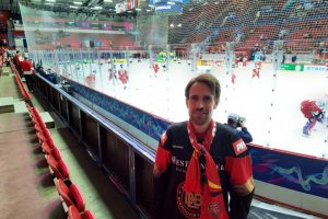 Als Teil der Penny Supporting 6 in der Eishalle von Helsinki kurz vor Spielbeginn