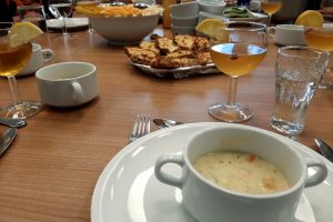Lachssuppe - sima - karelische Piroggen