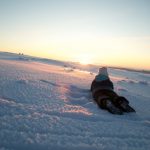 Sonnenbad bei Saariselkä in Finnisch-Lappland im November