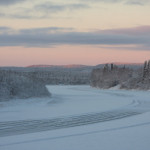 Der Fluss Ivalojoki in Finnisch-Lappland im November