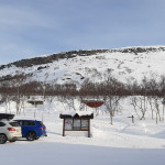 Parkplatz des Kilpisjärven retkeilykeskus im Winter
