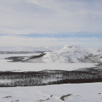 Blick vom Saana-Fjell in Kilpisjärvi im Winter auf die umliegende Fjell-Landschaft