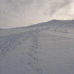 Schneeschuhspuren zum Gipfel des Saana-Fjells in Kilpisjärvi im Winter