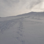 Schneeschuhspuren zum Gipfel des Saana-Fjells in Kilpisjärvi im Winter