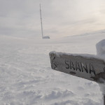 Wegweiser zum Gipfel des Saana-Fjells in Kilpisjärvi im Winter